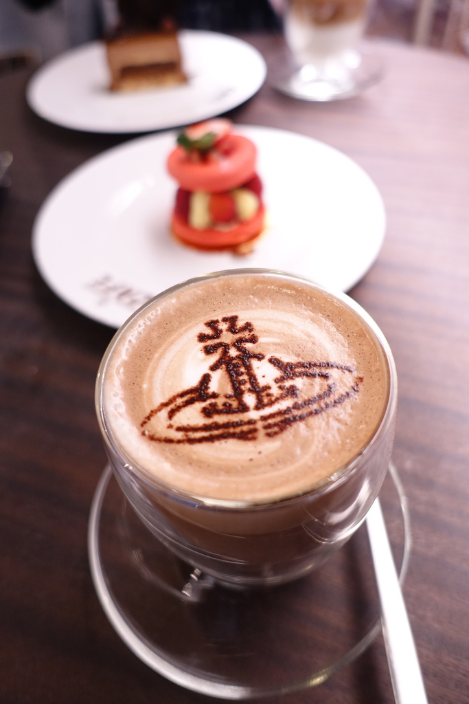【美食】Vivienne Westwood Cafe 台灣店、東區巷弄中、充滿英倫風格的咖啡廳