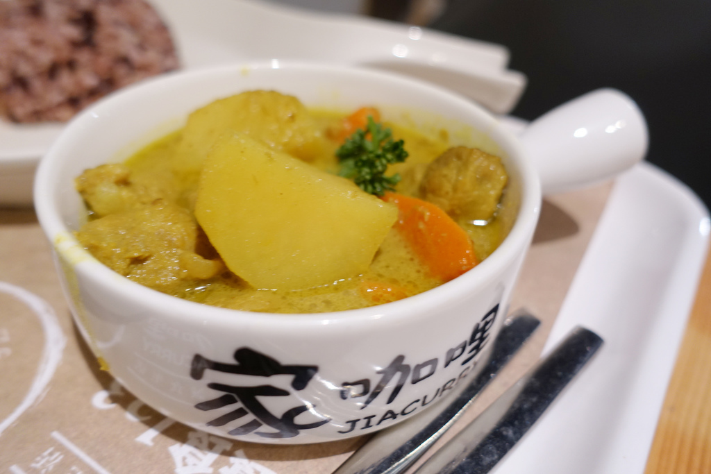 【咖哩美食】家咖哩安和店，味道濃郁口味簡單，來自東台灣花蓮的純咖哩美味料理，吃出真正的食材香料