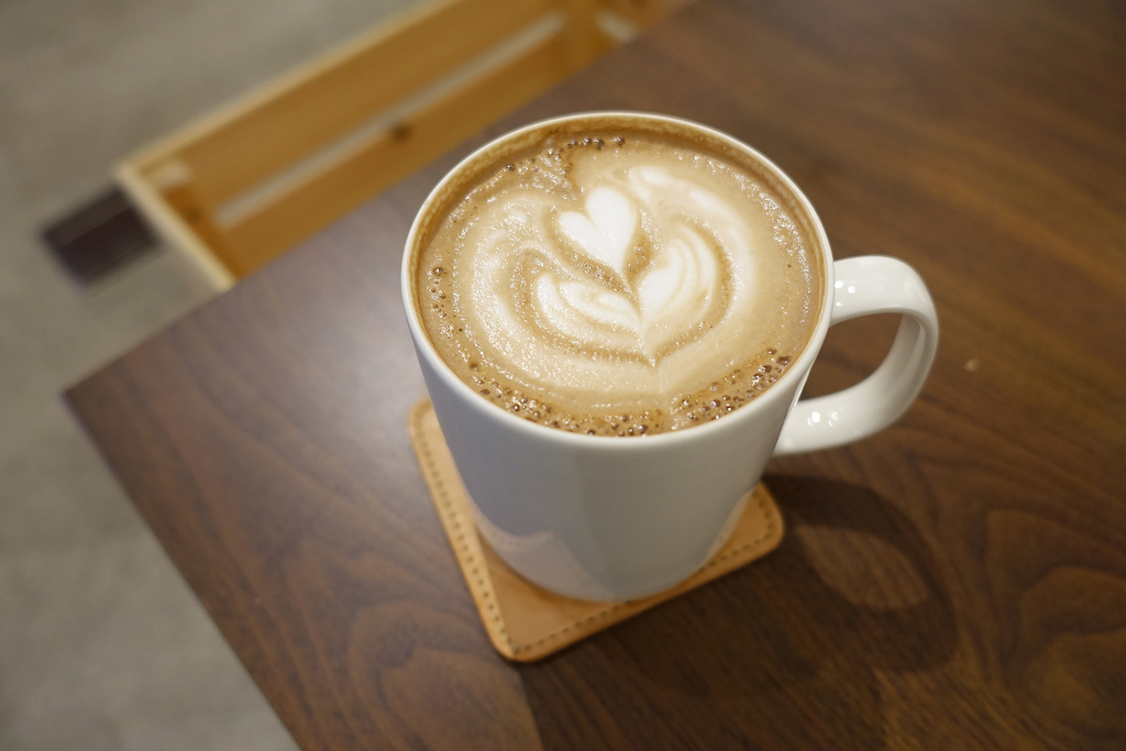 【咖啡簡餐】無聊咖啡 AMBI- CAFE , 忠孝敦化東區巷弄的網紅拍照打卡聖地 , 室內寬敞舒適明亮 , 好拍好玩好聊天