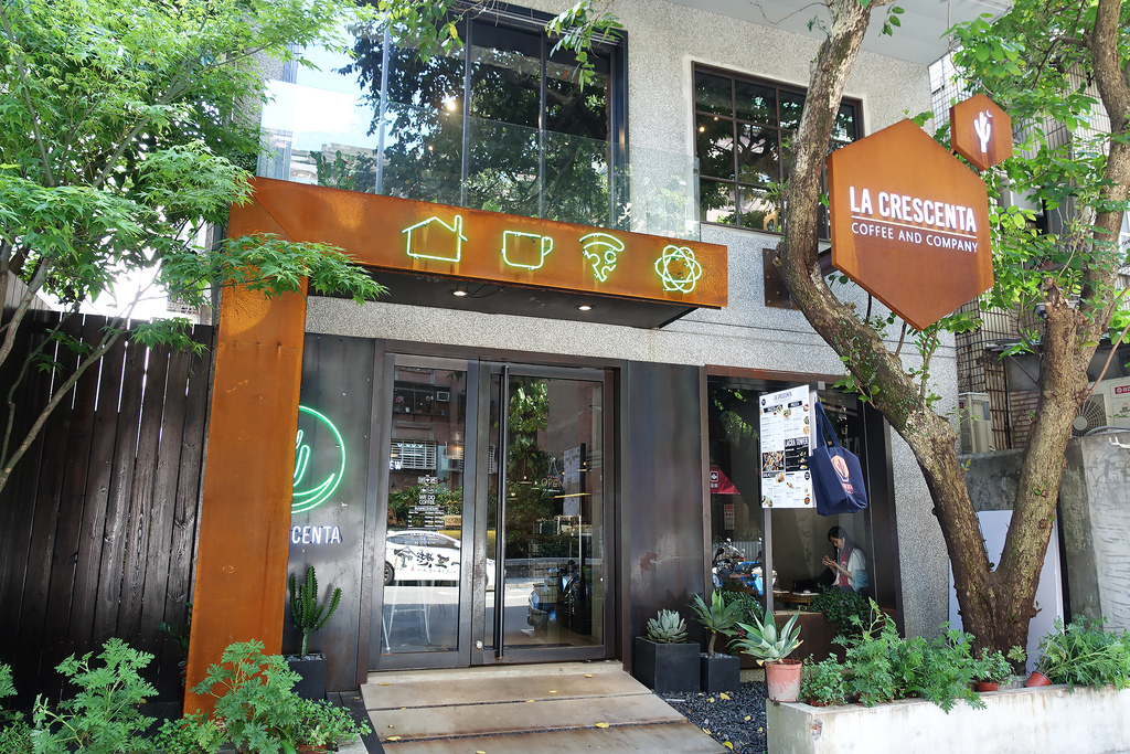 【咖啡輕食】LA CRESCENTA COFFEE AND COMPANY , 美食、藝術、咖啡廳的完美獨棟空間 , 採光佳環境美 , 讓人彷彿置身韓國