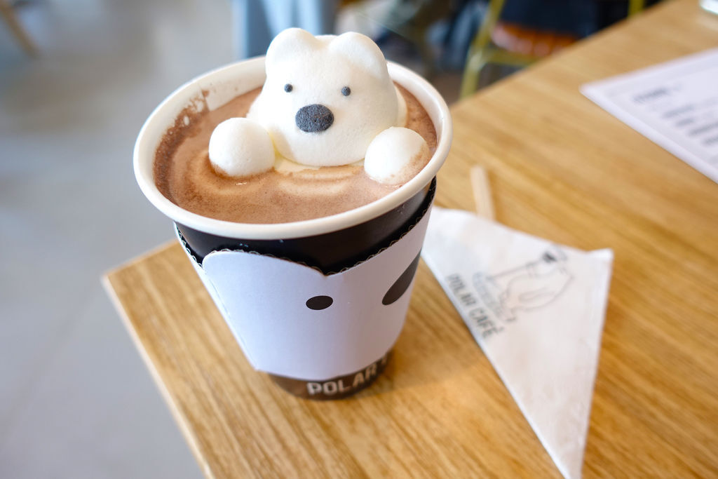 【咖啡簡餐】POLAR CAFE (西門旗艦店) , 西門町最佳舒適放鬆的咖啡廳 , 療癒北極熊棉花糖配上超大戶外空間 , 寵物友善餐廳